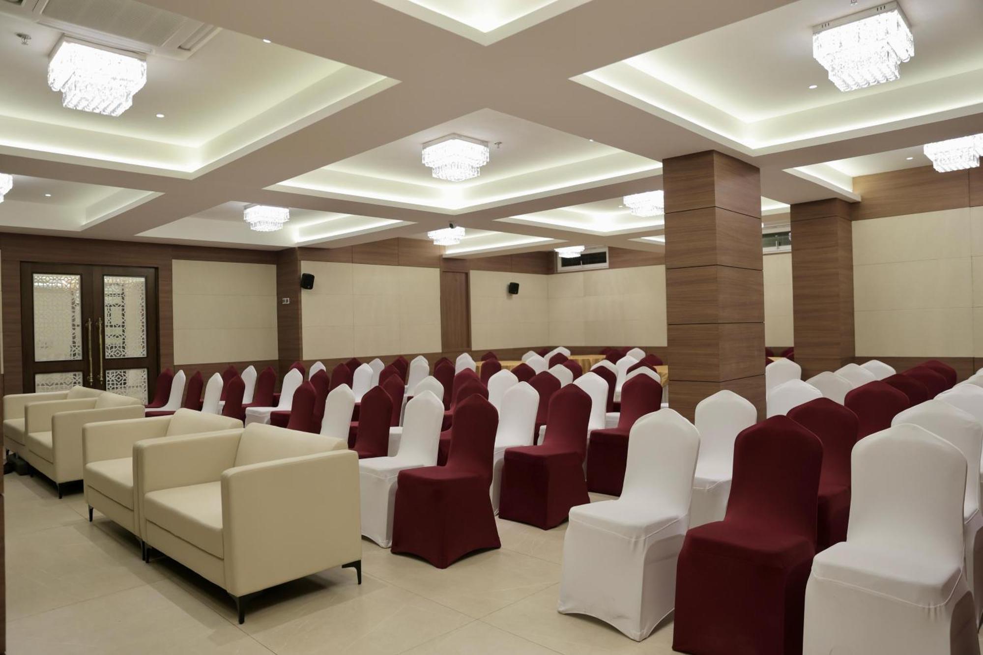 Hotel Carnival Parbhani Bagian luar foto