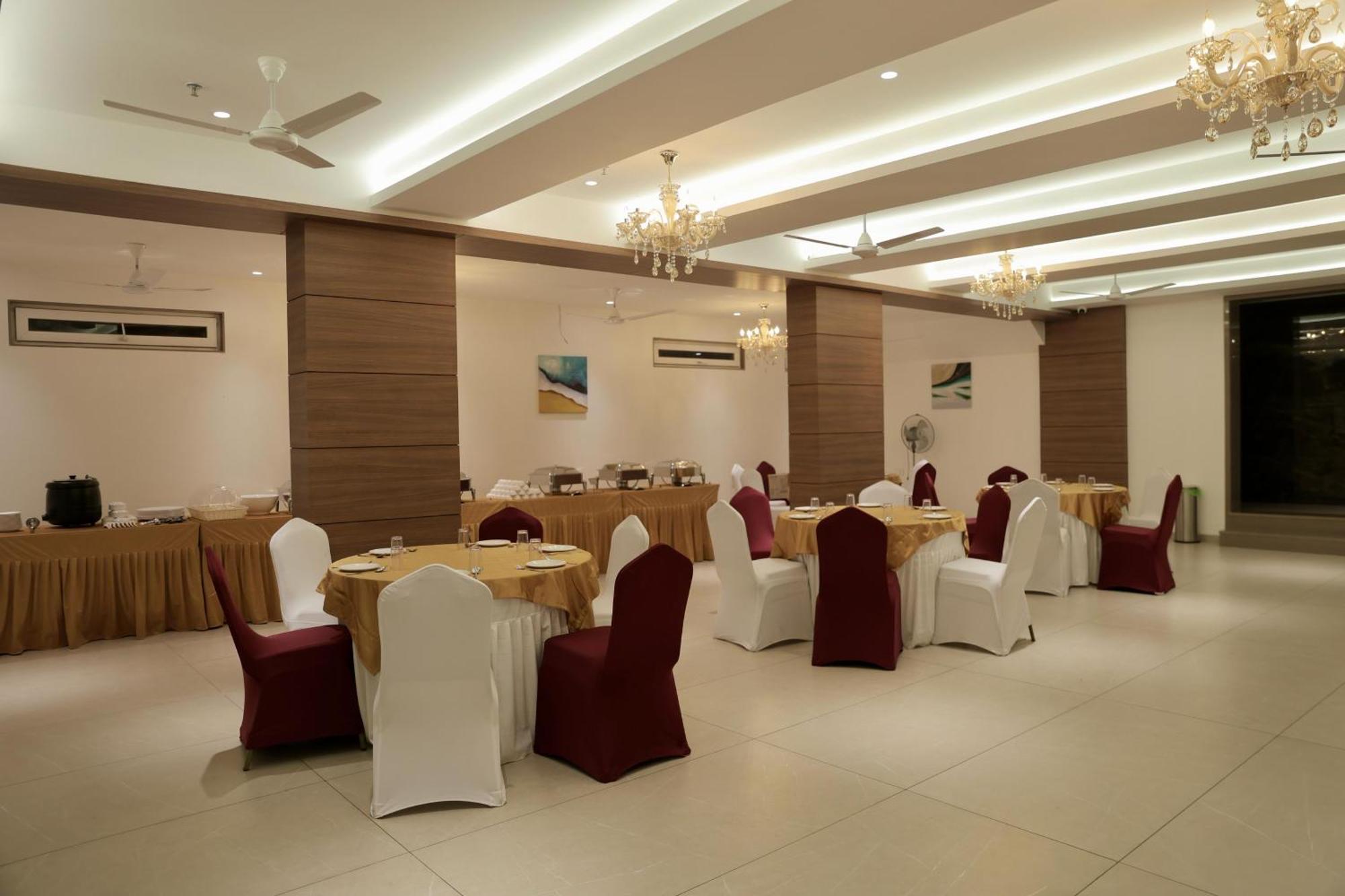 Hotel Carnival Parbhani Bagian luar foto